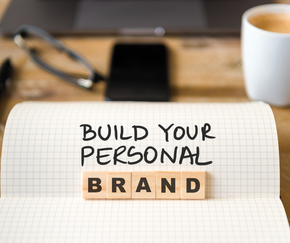 τετράδιο που γράφει “build your personal brand”