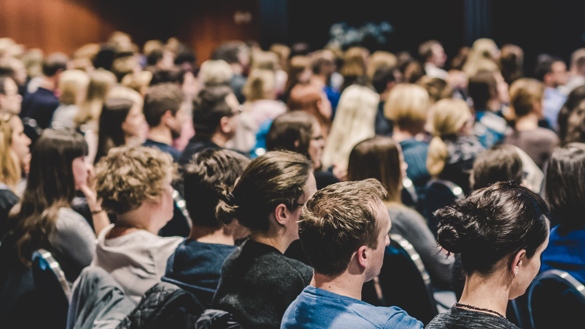 Κοπέλα που διαβάζει