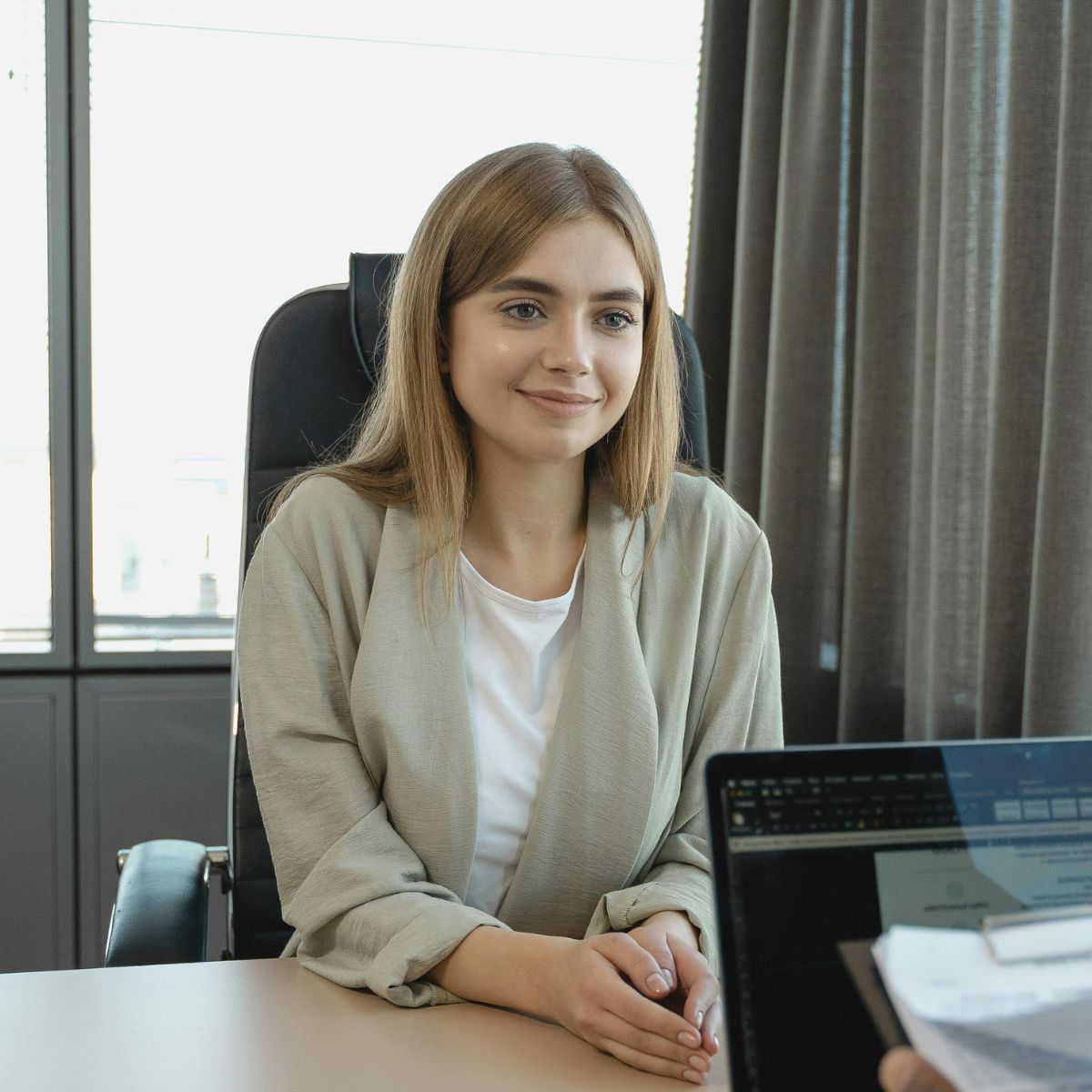 φοιτητής σε βιβλιοθήκη που χαμογελάει