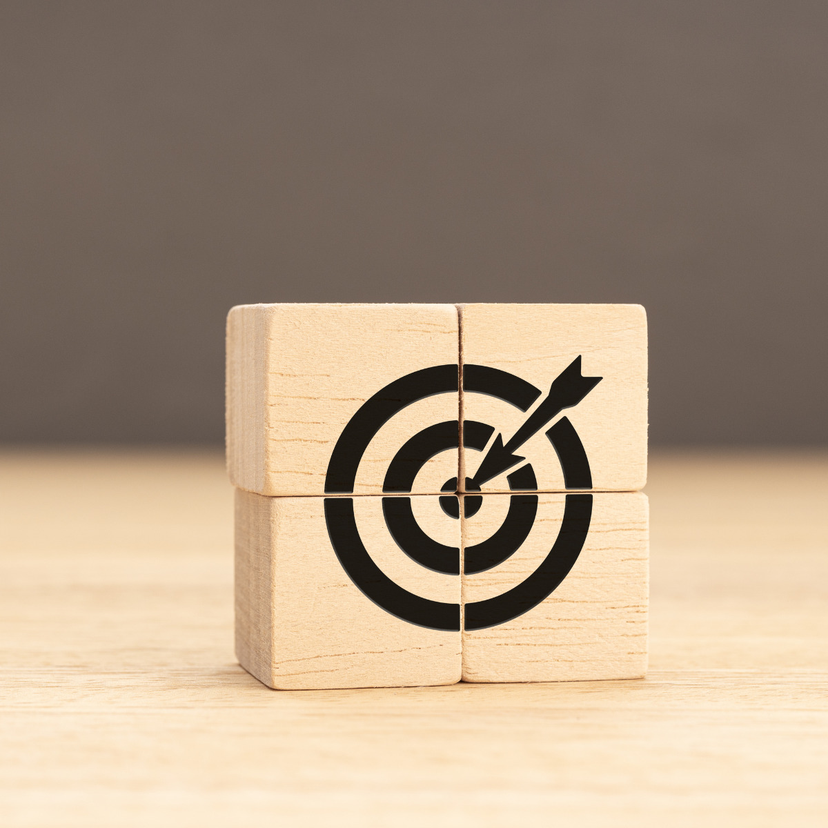 φοιτητής σε βιβλιοθήκη που χαμογελάει