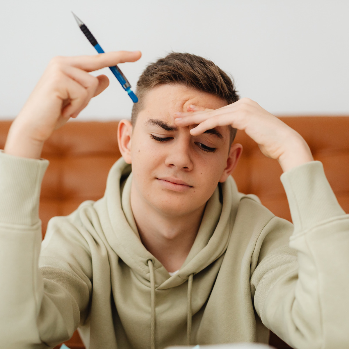 φοιτητής σε βιβλιοθήκη που χαμογελάει